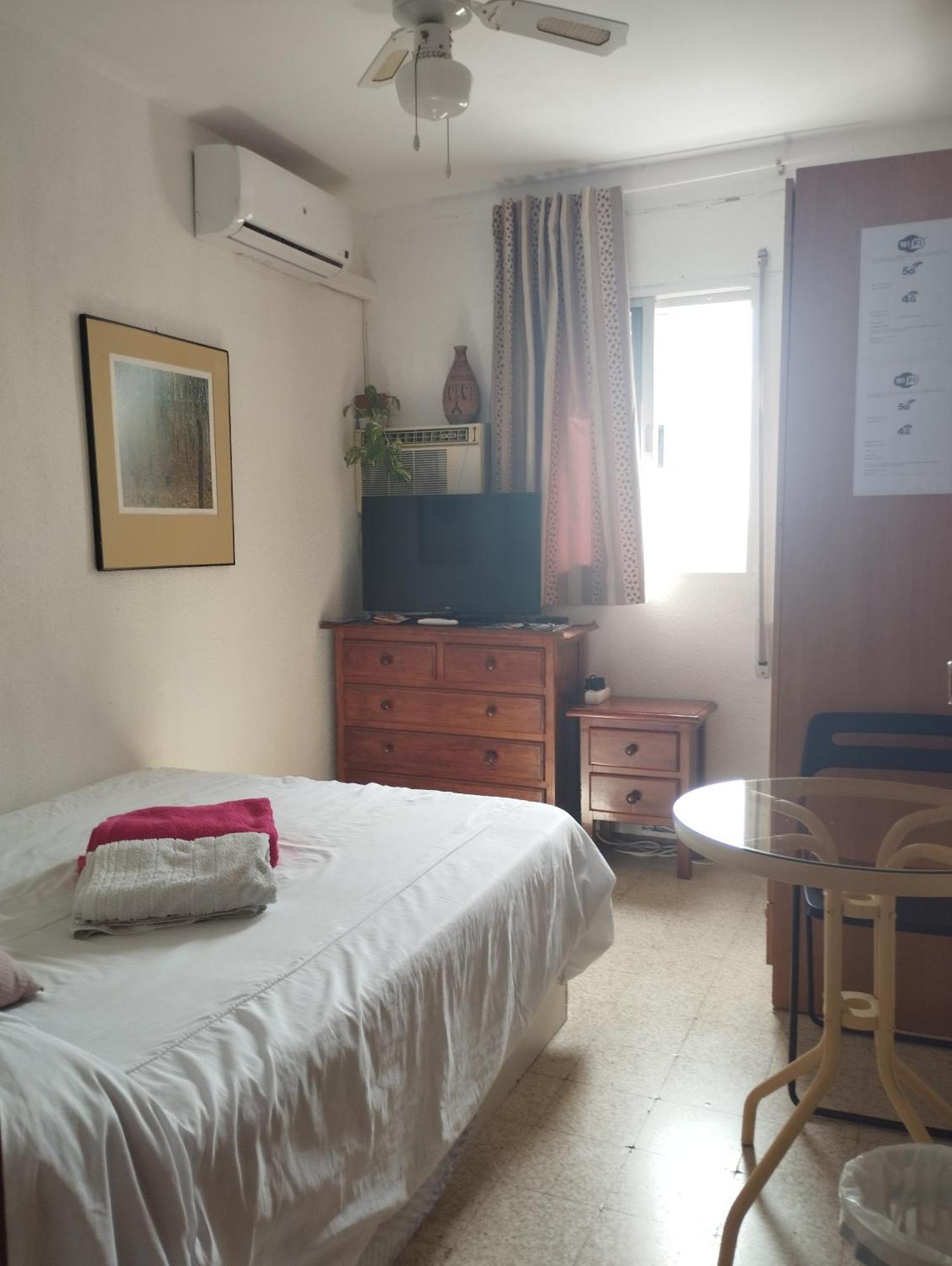 Habitaciones Privadas Con Cama Doble En Sevilla Екстериор снимка