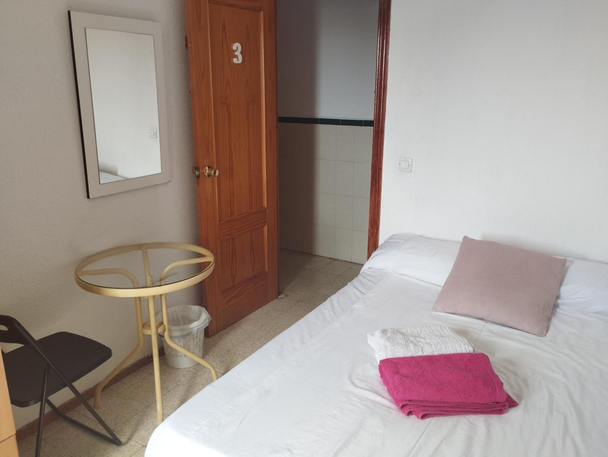 Habitaciones Privadas Con Cama Doble En Sevilla Екстериор снимка